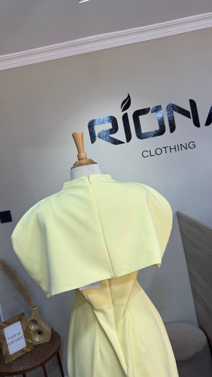 ROBE MIDI ÉLÉGANTE AVEC CAPE