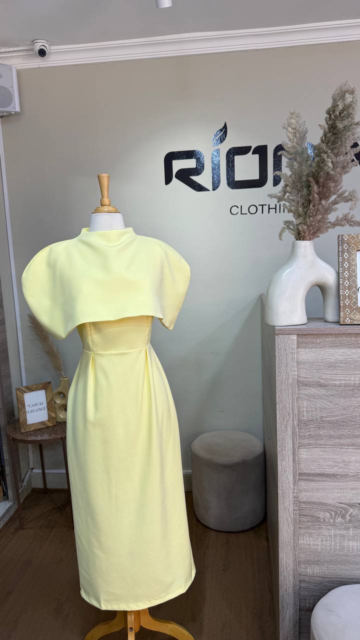 ROBE MIDI ÉLÉGANTE AVEC CAPE