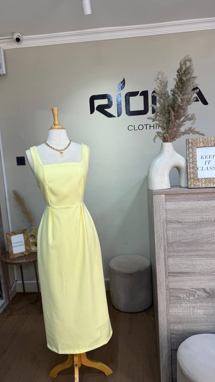 ROBE MIDI ÉLÉGANTE AVEC CAPE