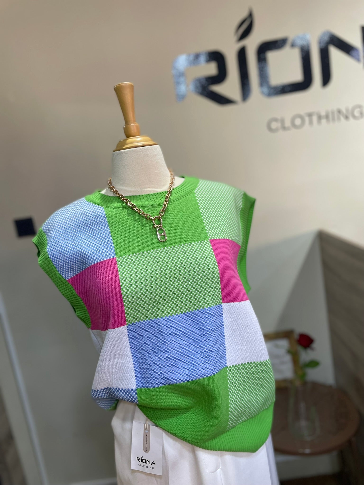 PULL SANS MANCHES EN MAILLE À CARREAUX