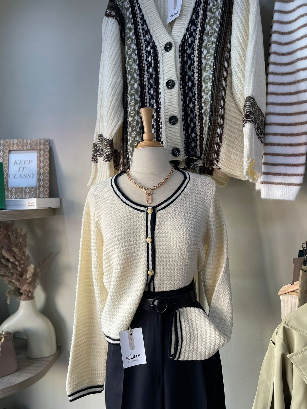 CARDIGAN COURT EN MAILLE CONTRASTÉE