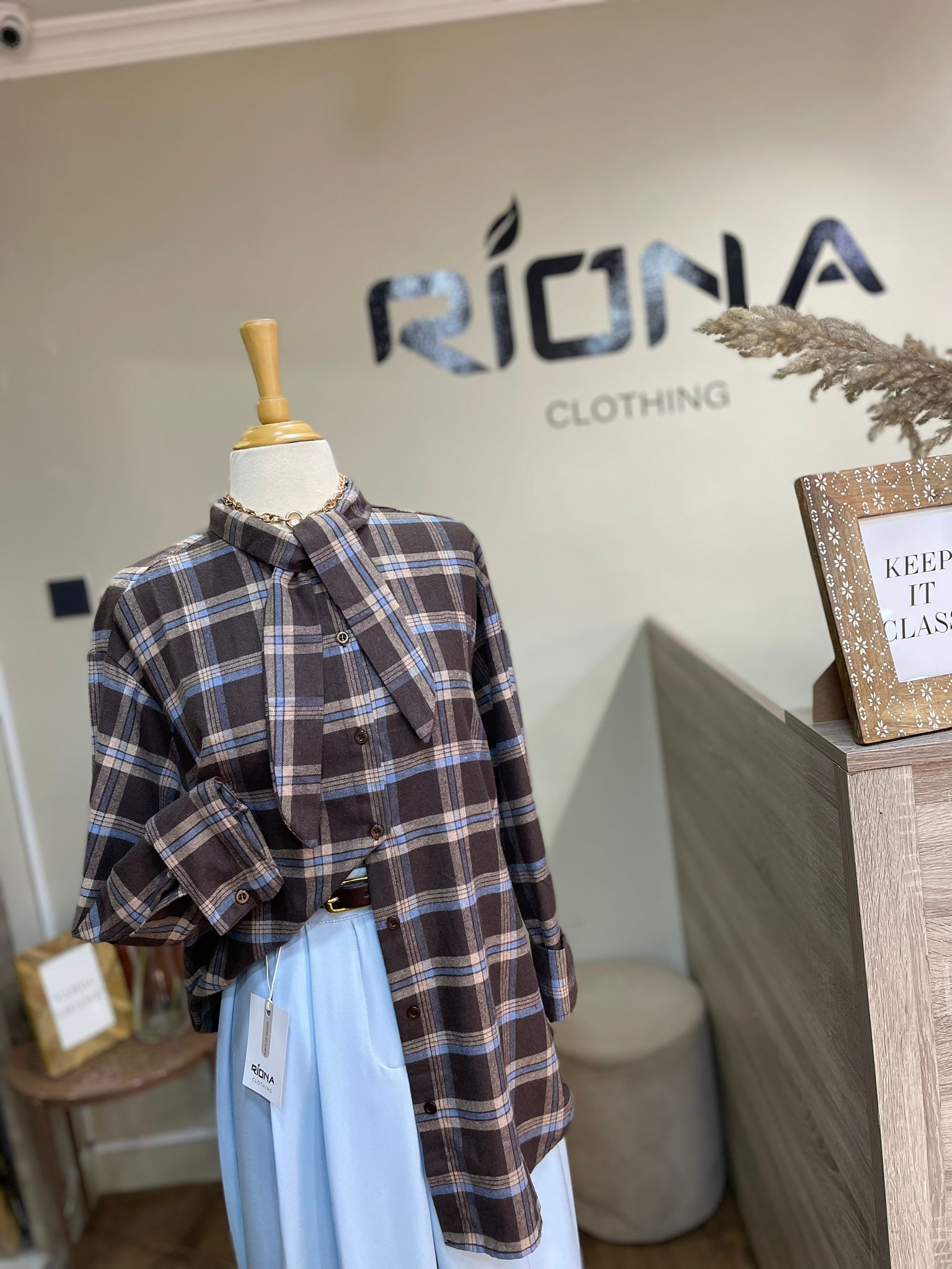 CHEMISE À CARREAUX AVEC NŒUD AU COL