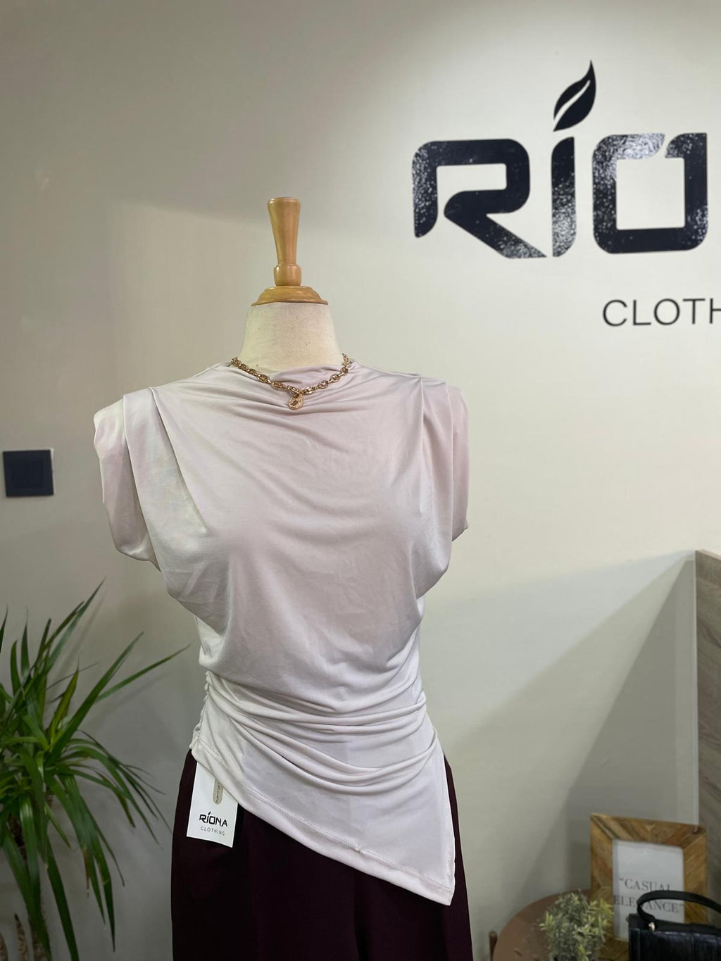 TOP DRAPÉ ASYMÉTRIQUE